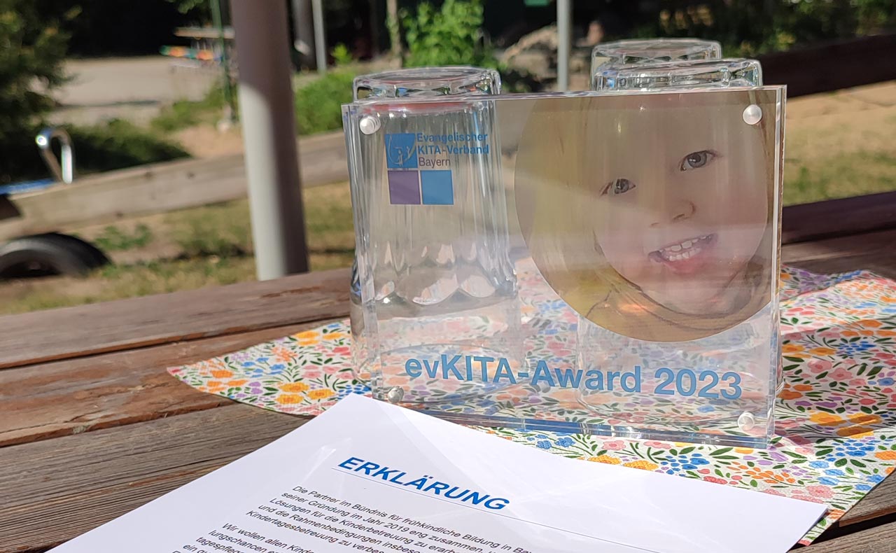 Tisch mit Unterlagen des evKita Awards.